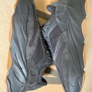 Yeezy 700 utility black